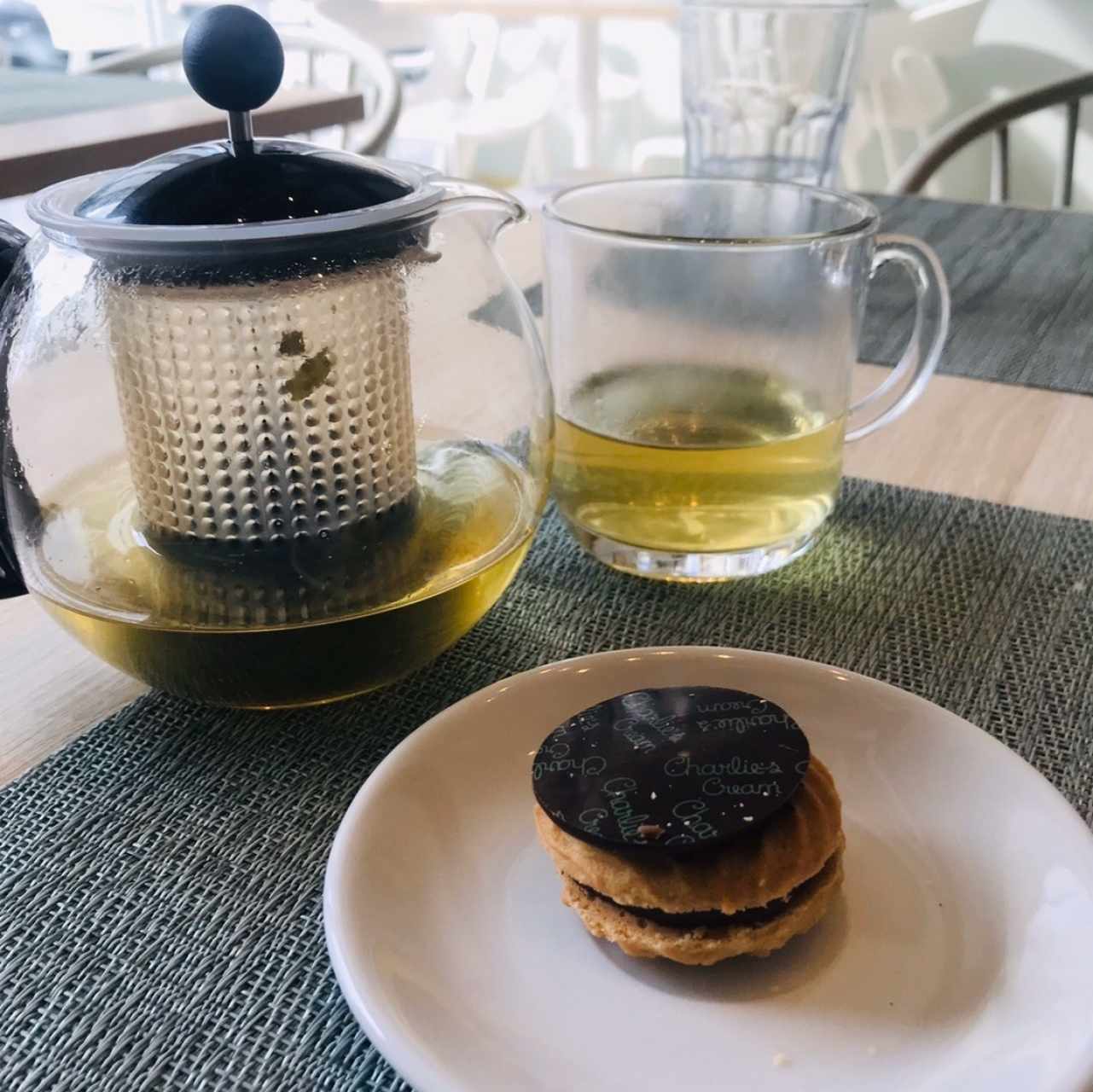 galleta de pasta seca y té verde.