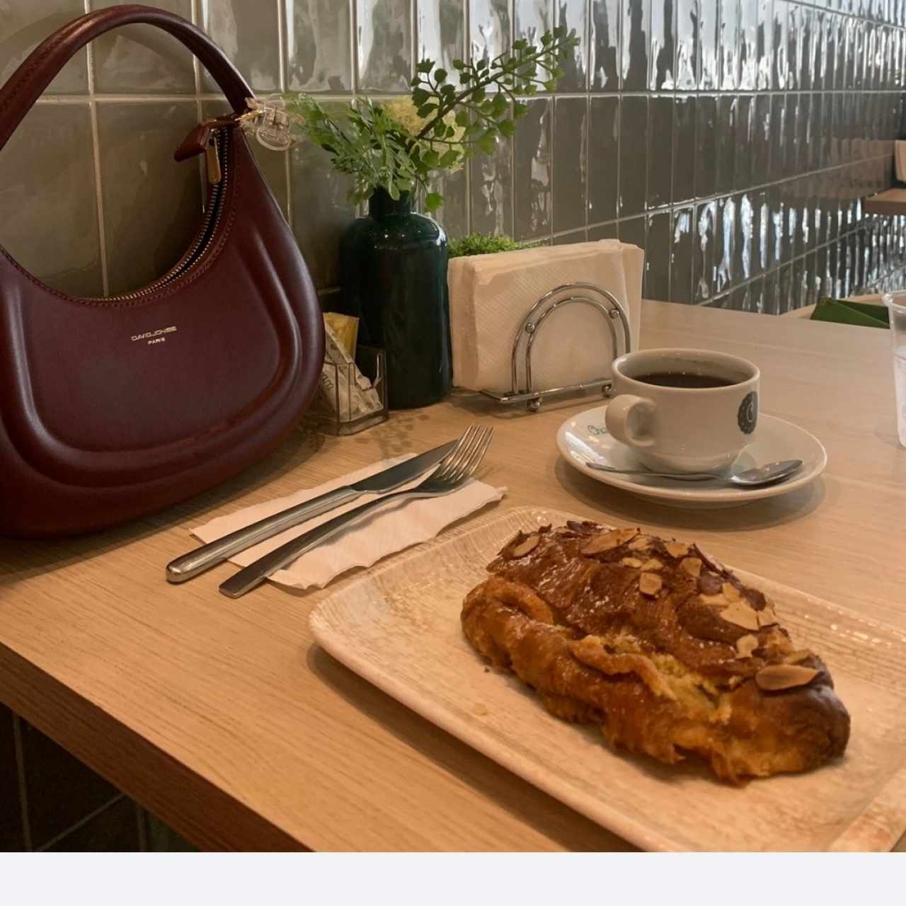 Croissant relleno de crema de almendras y café americano. 