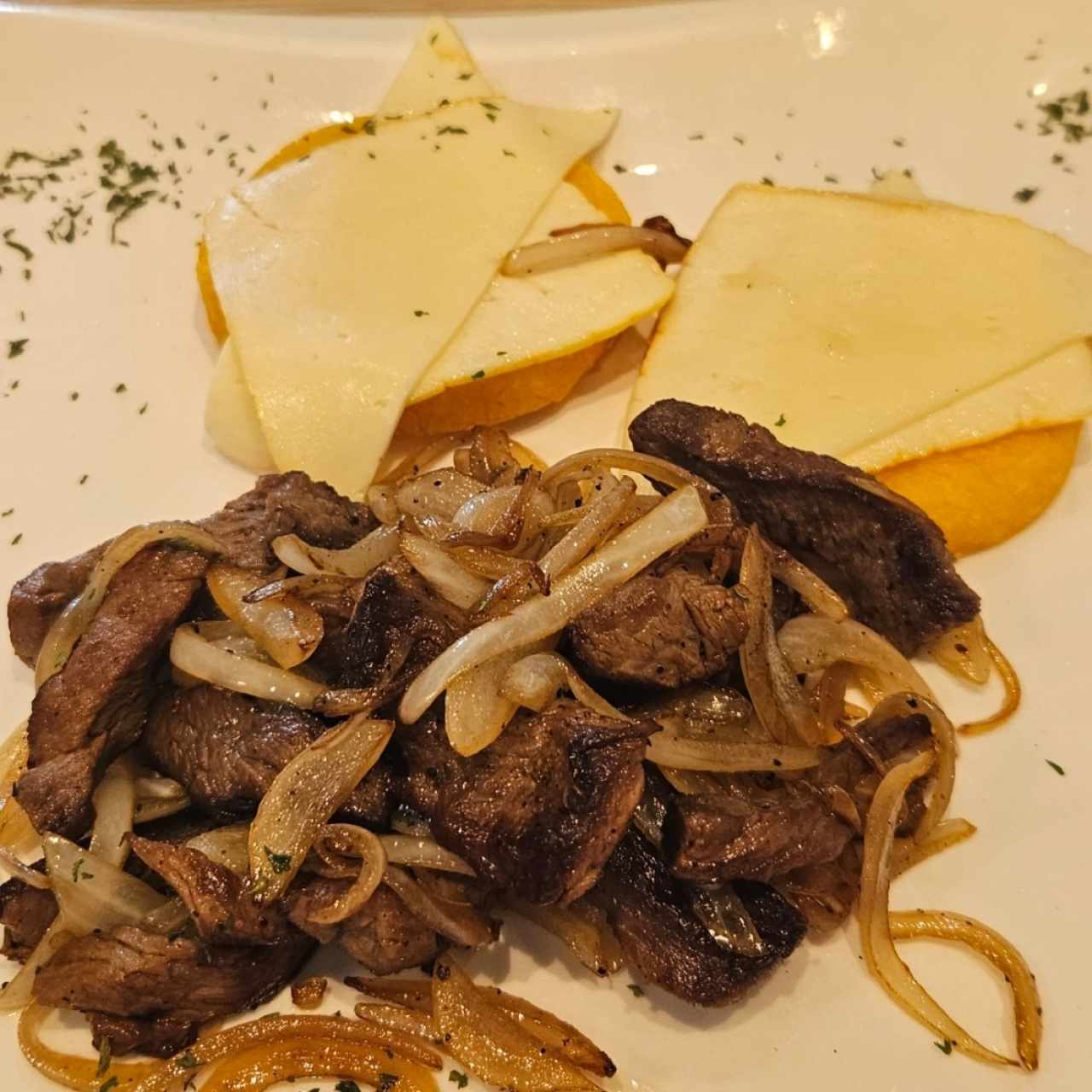 bistec encebollado