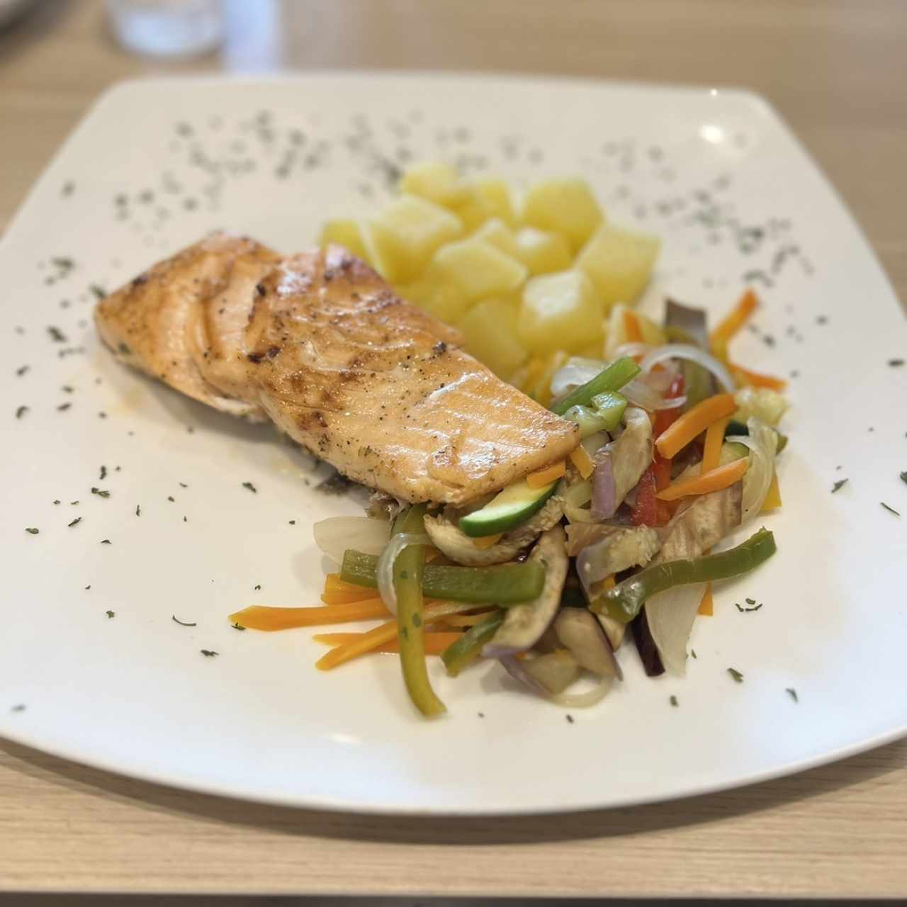 Salmon a la plancha con vegetales salteados 