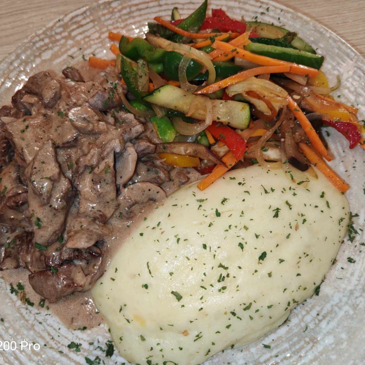 Stroganoff de carne con puré y vegetales 