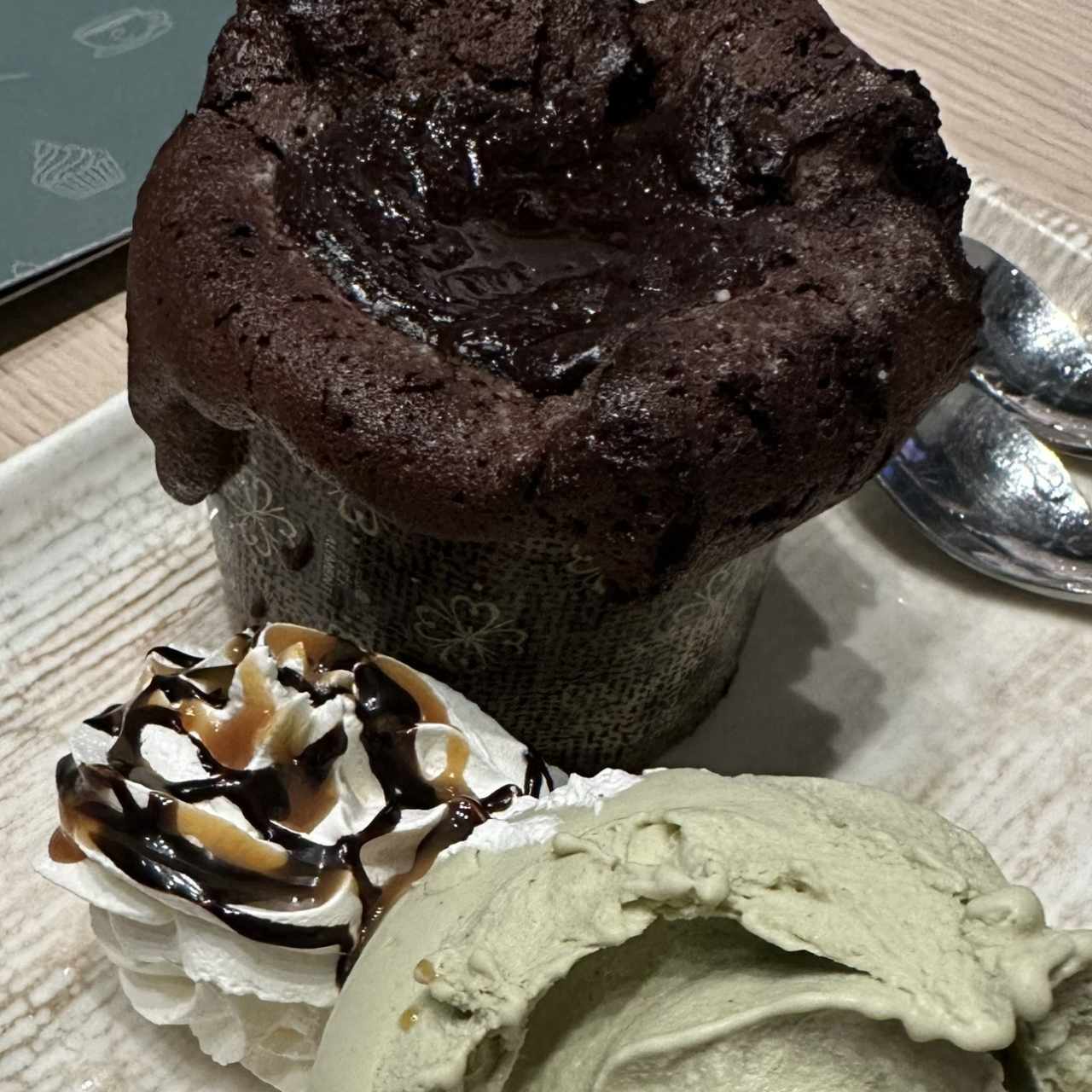 Lava cake con helado de pistacho