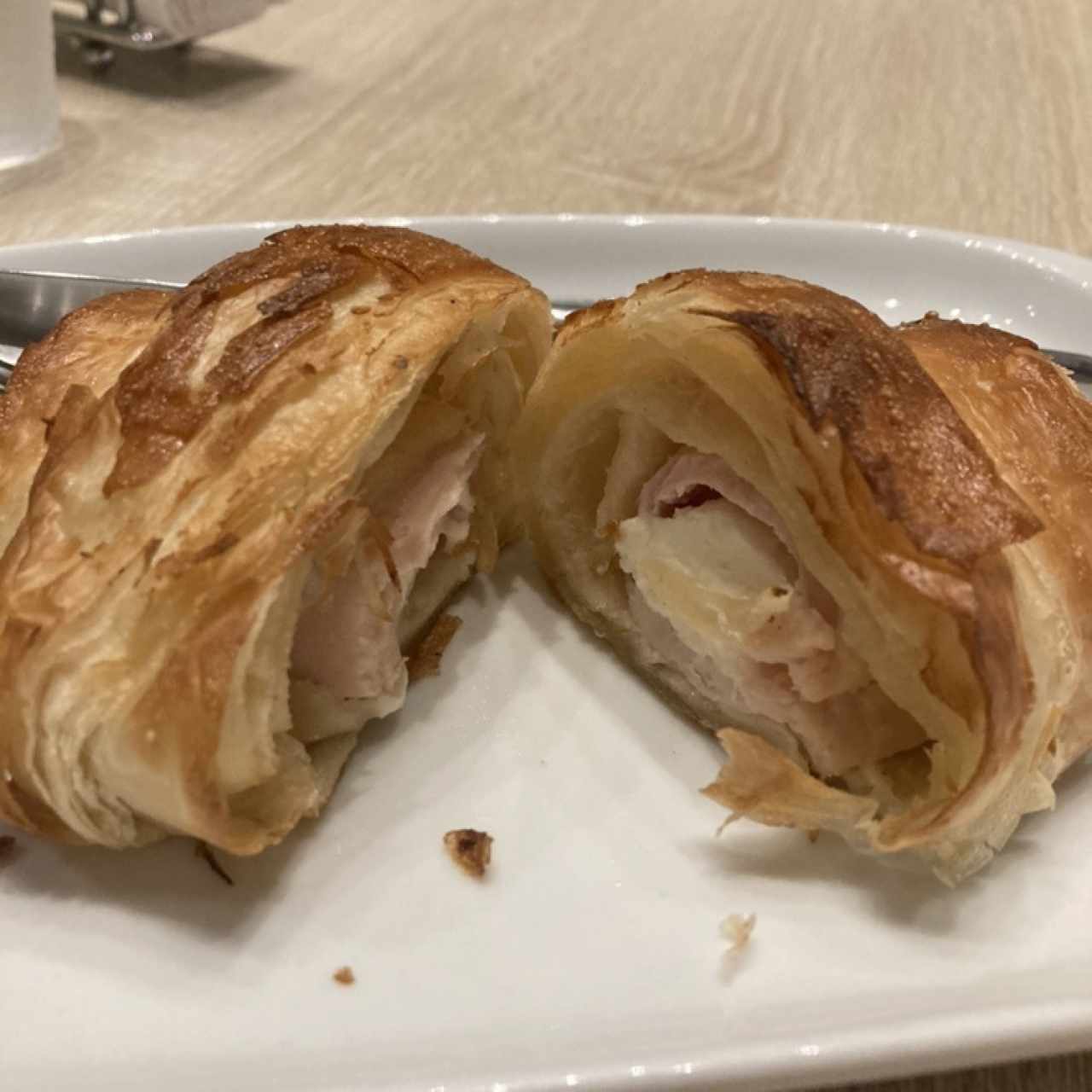 Croissant de pavo y queso crema