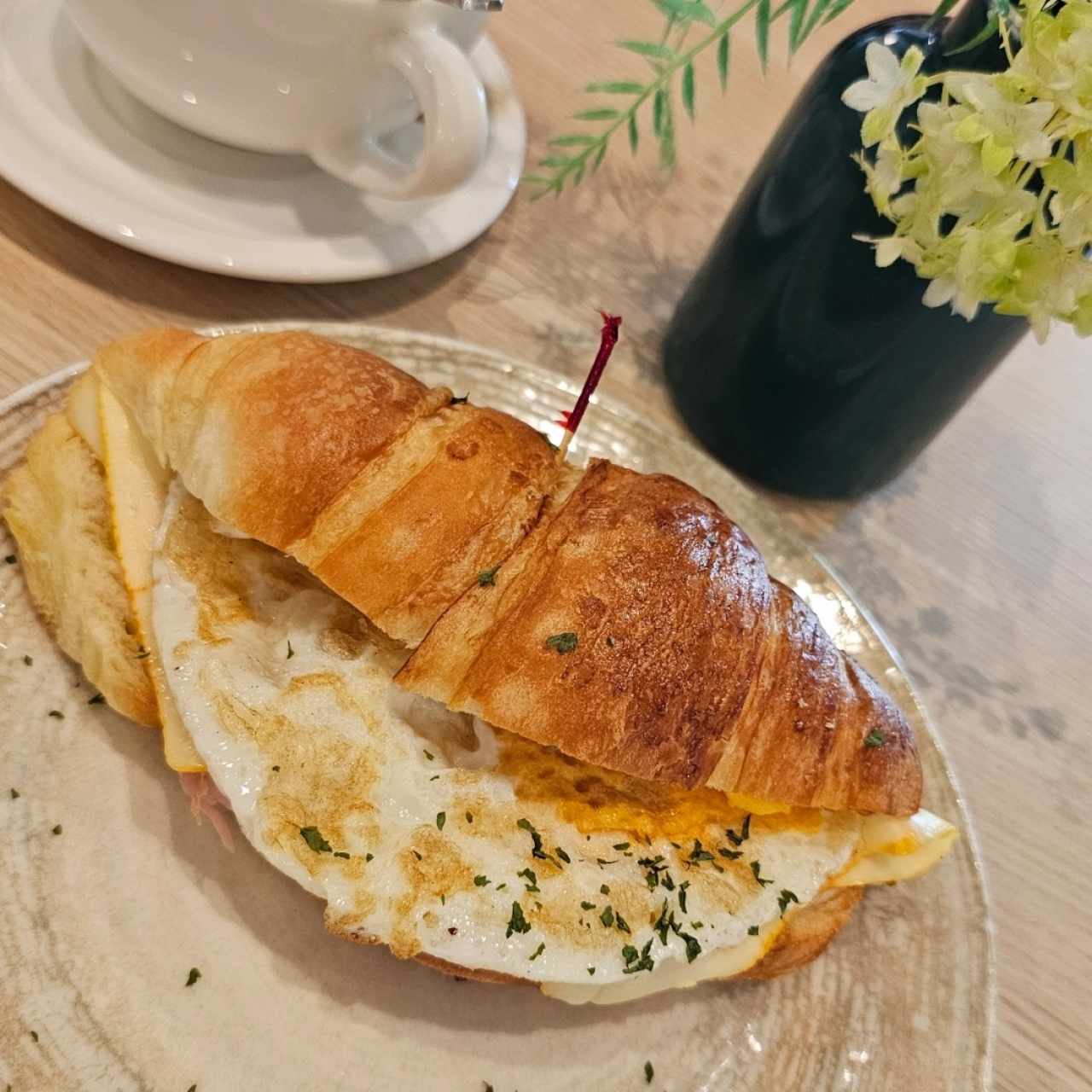 Croissant de jamón, queso y huevo 