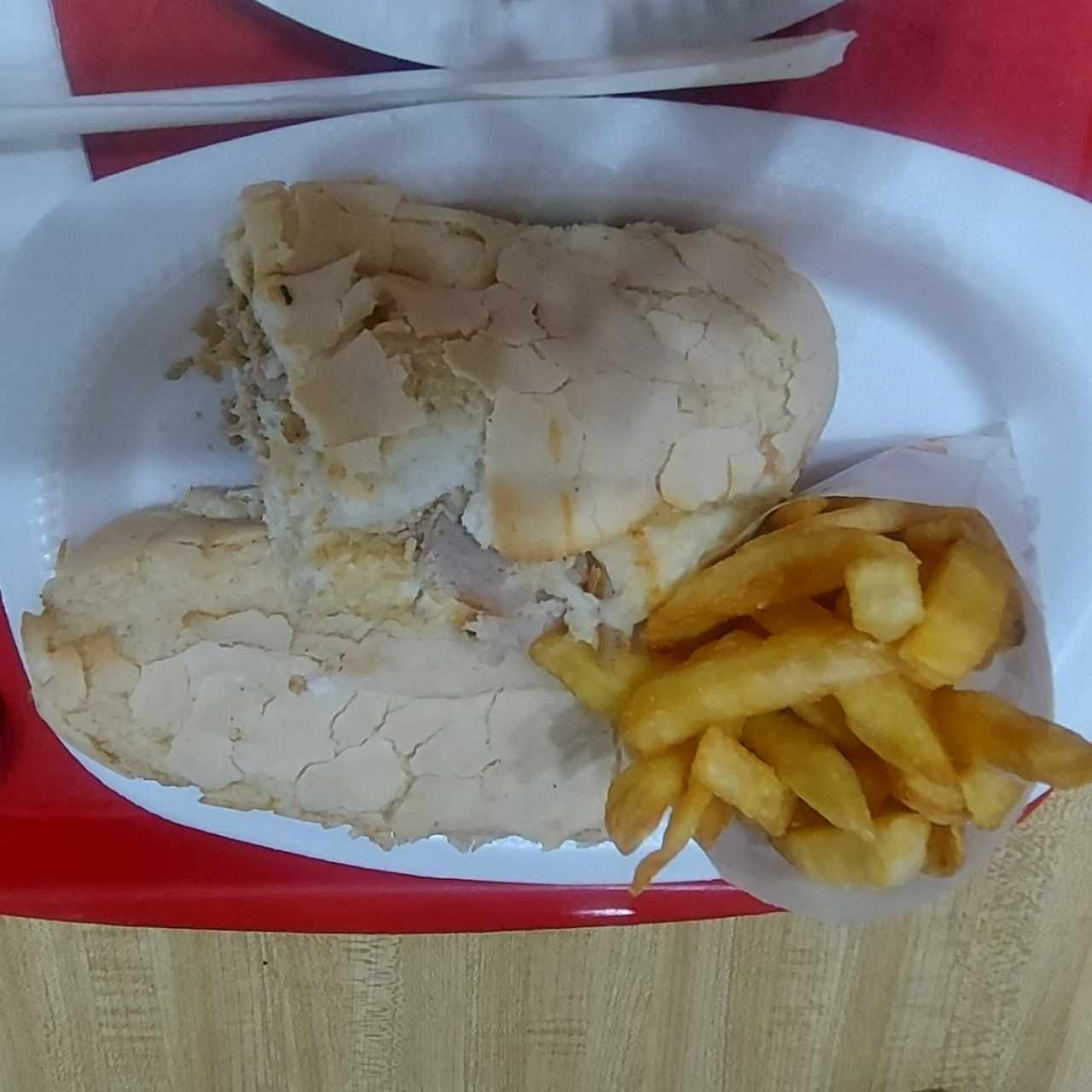 emparedado pernil y papas fritas 