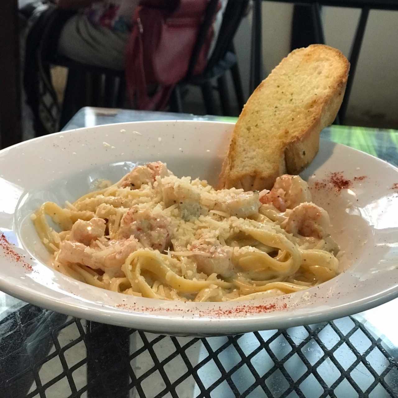 Pasta con camarones y salsa blanca