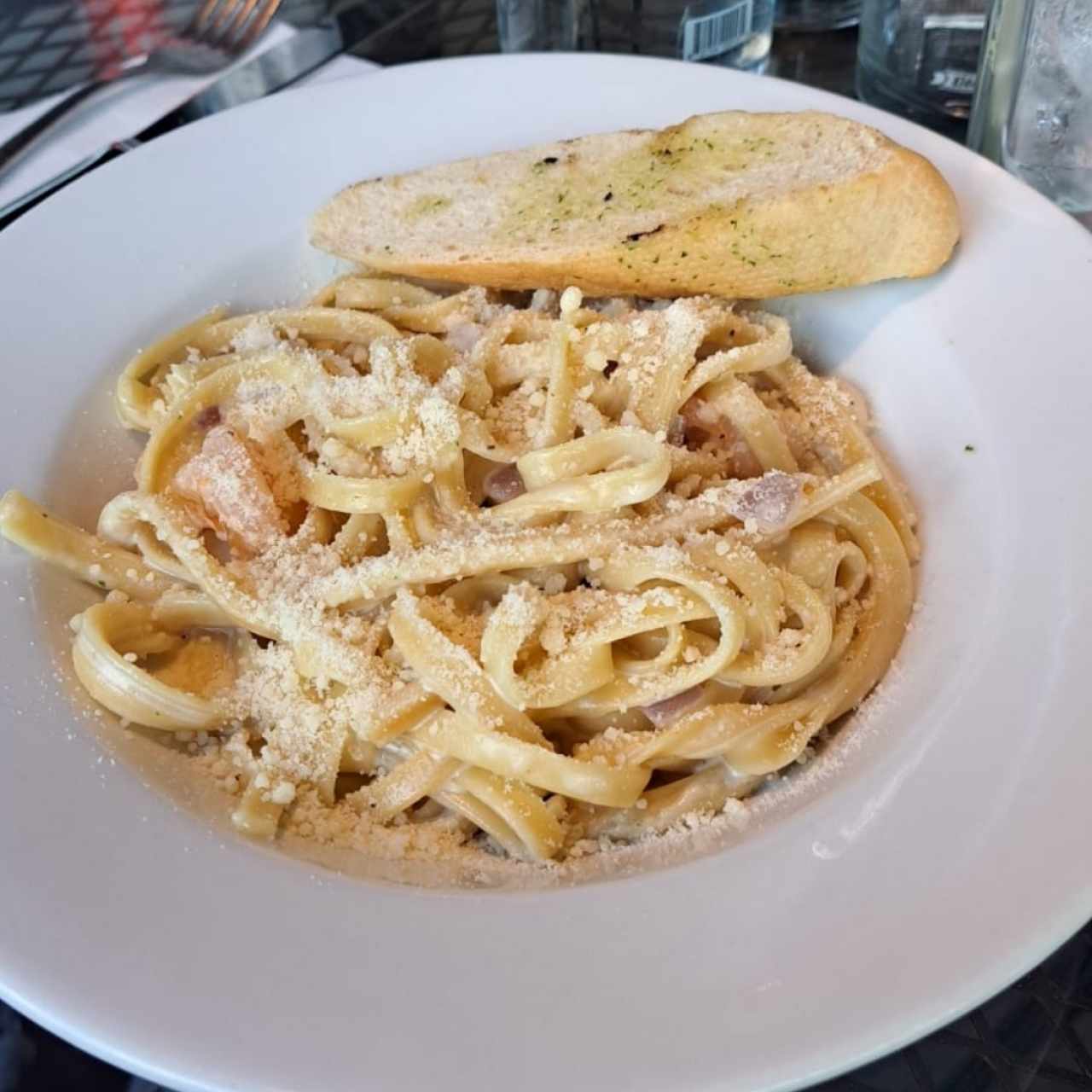 Fettucini Alfredo con camarones