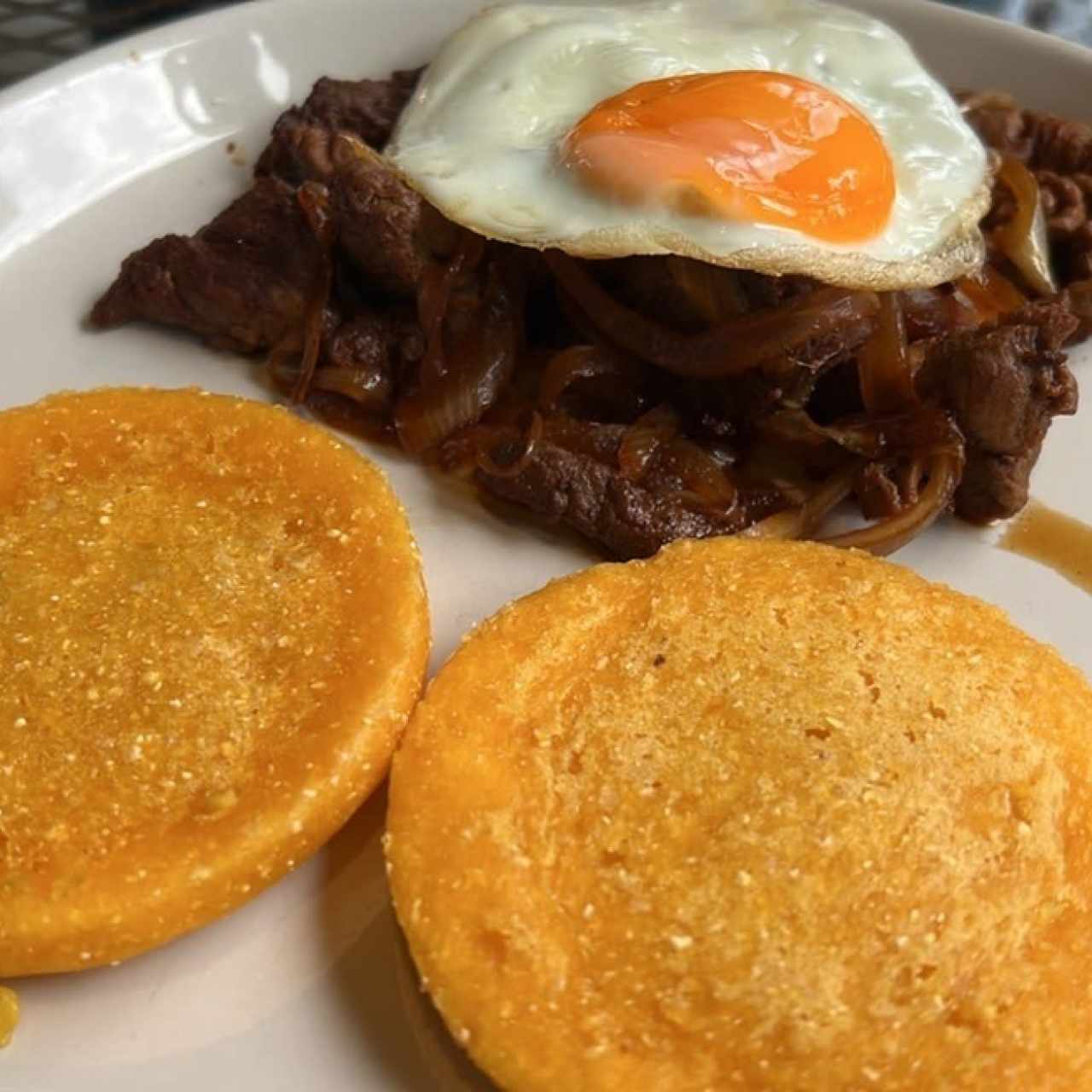 Bistec a Caballo con Tortillas