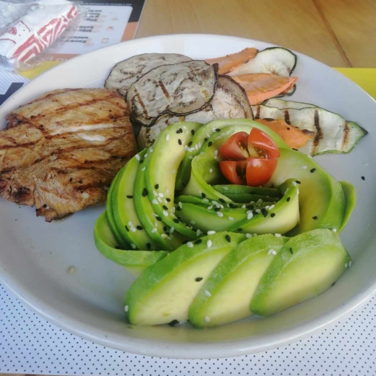 Polll a la plancha Con Vegegales al Grill y Extra de Aguacate