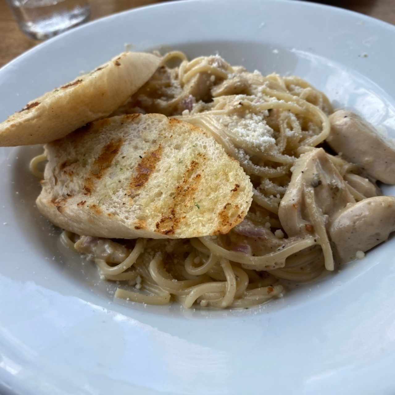 Pasta alfredo con pollo