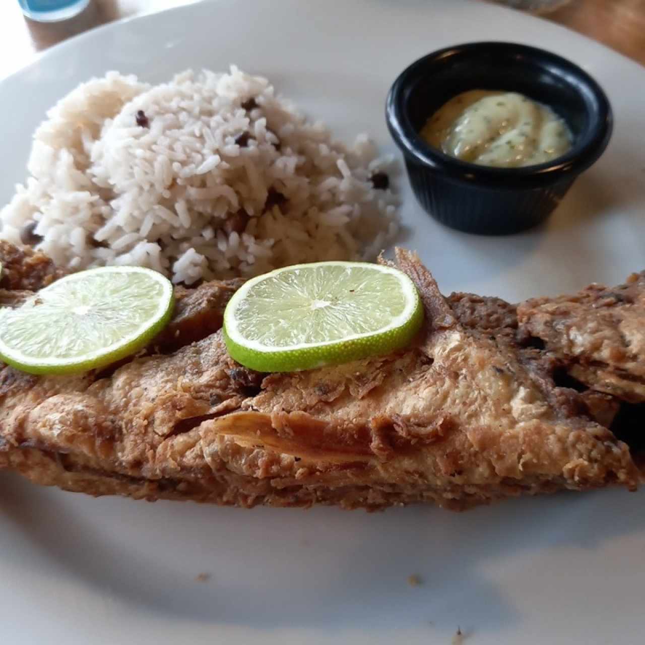 corvina frita con arroz con coco