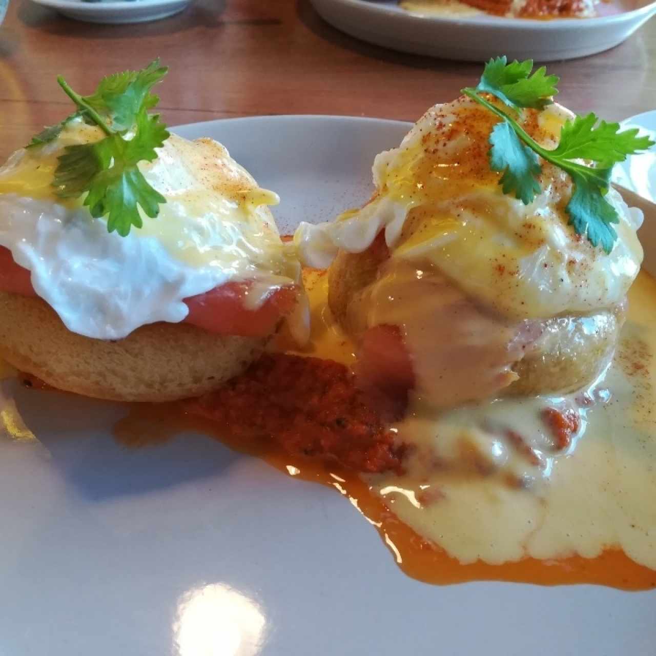 Benedict eggs con Salmón ahumado sobre pan de harina de almendra