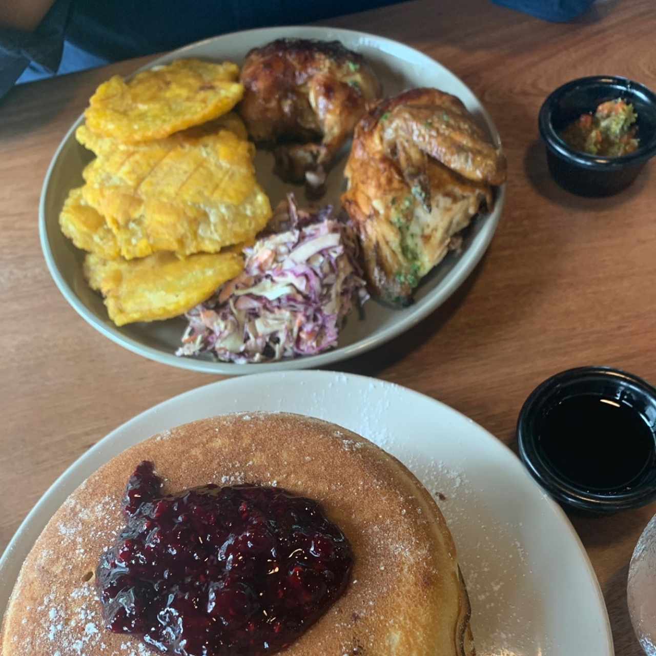 1/4 pollo con patacones y coñe slaw + Pancakes frutos rojos