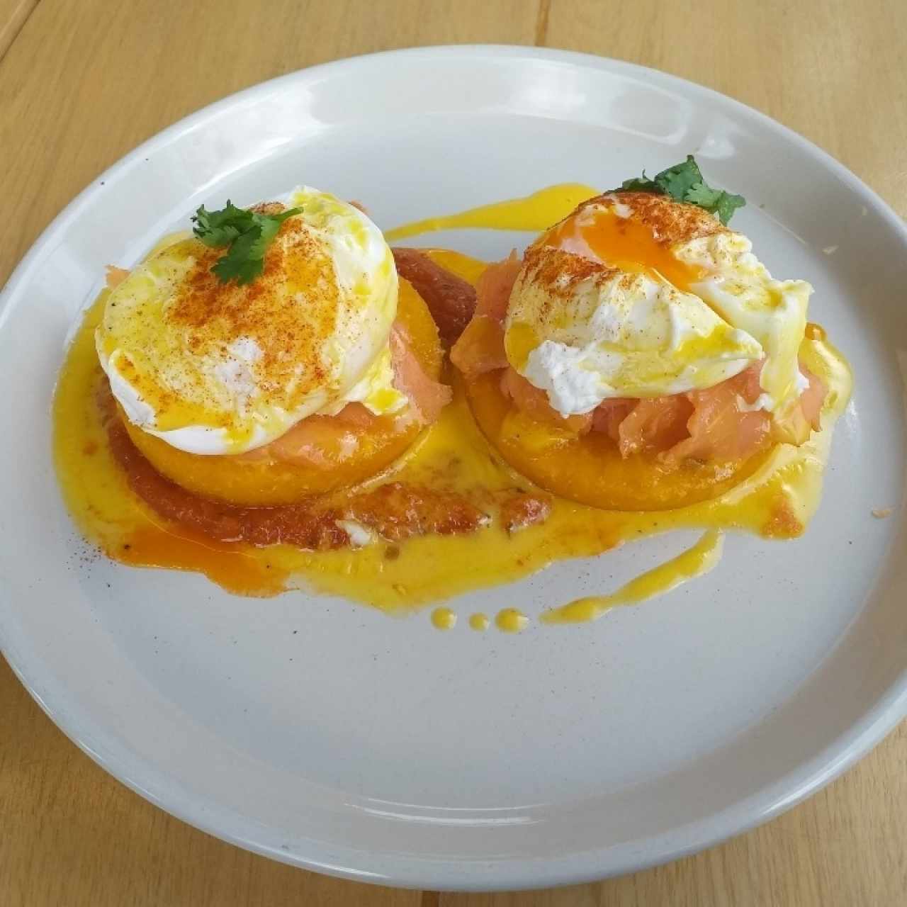 Huevos benedictinos con salmón