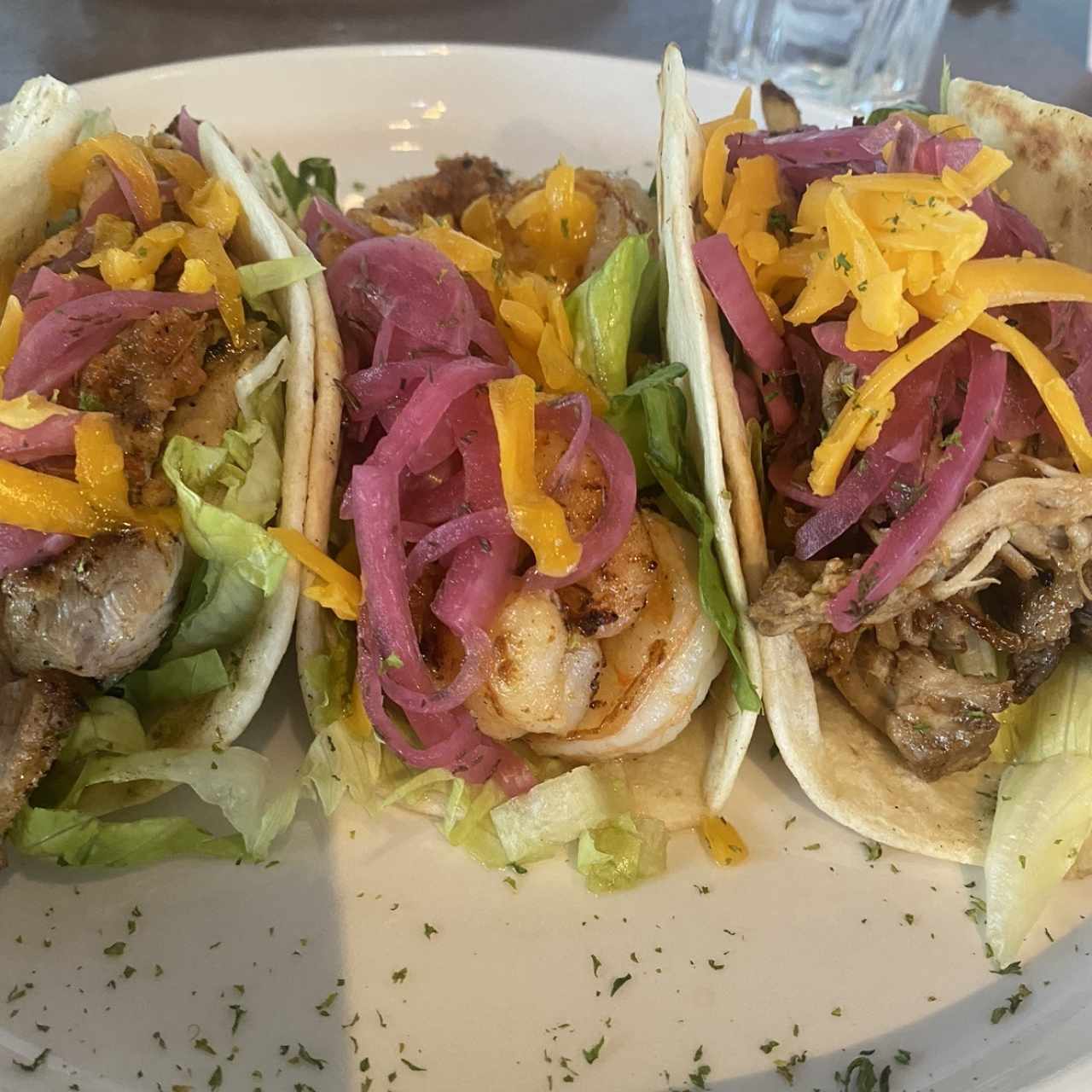 Trío de tacos (pollo, camarón y pulled pork)