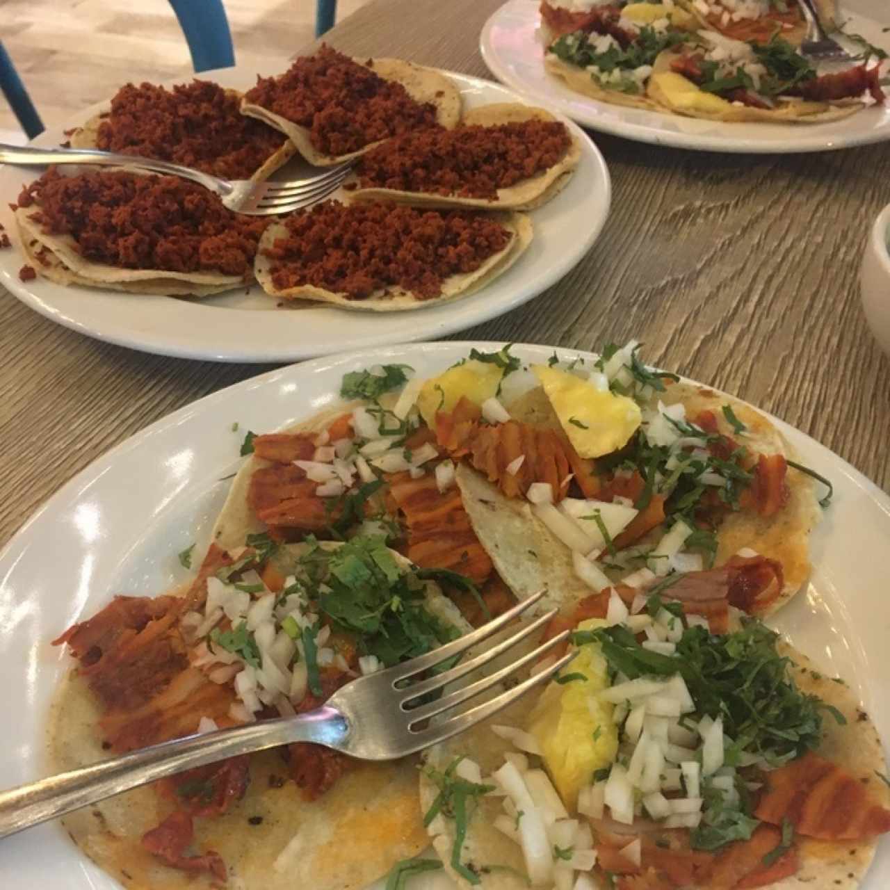 Tacos al pastor y tacos de chorizo