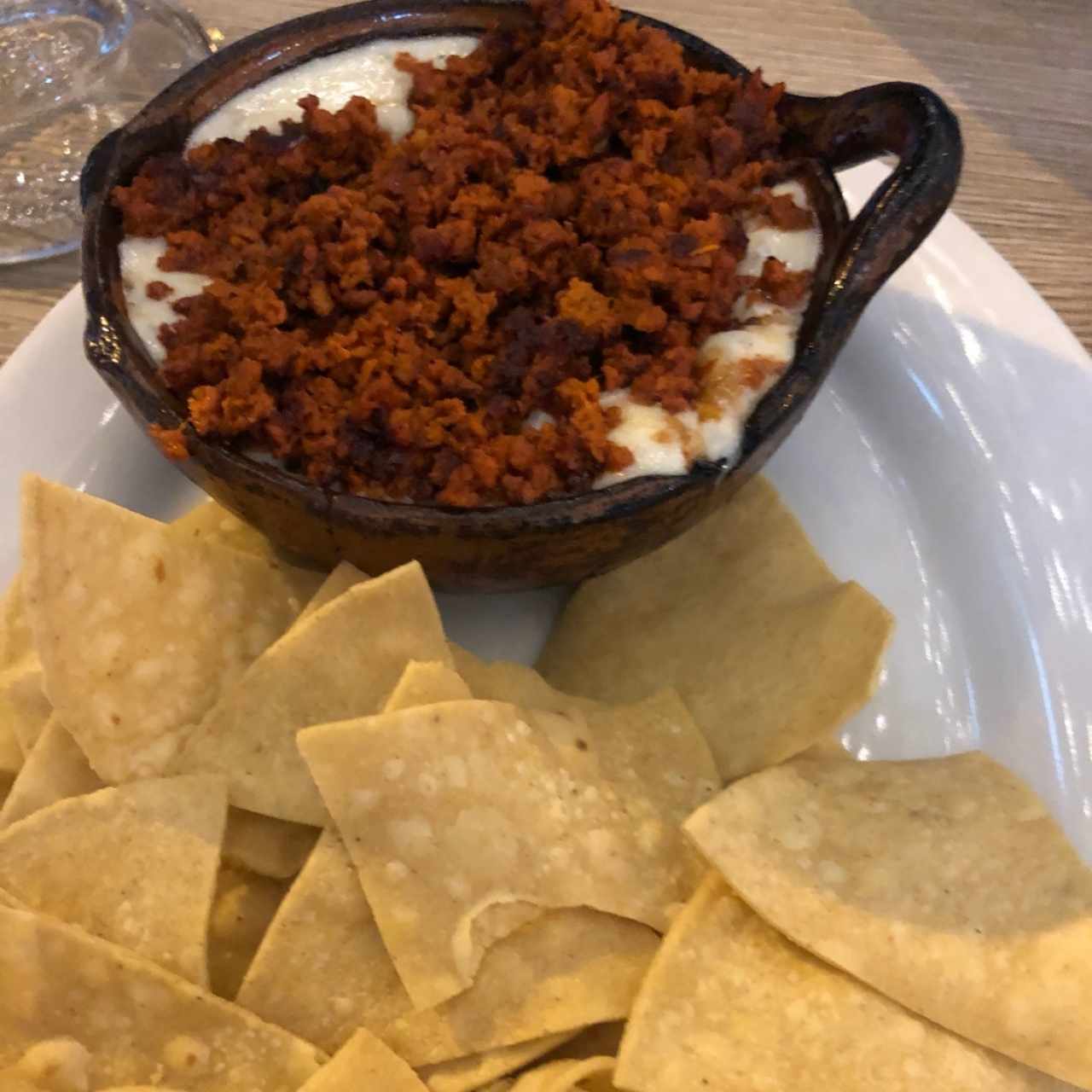 queso fundido con chorizo