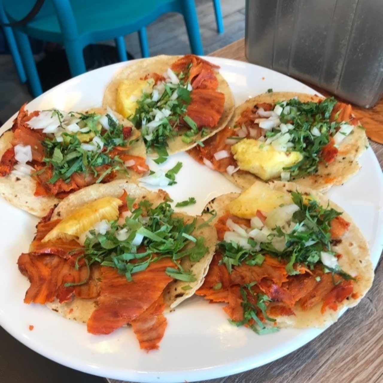 tacos al pastor con tortilla de maíz 