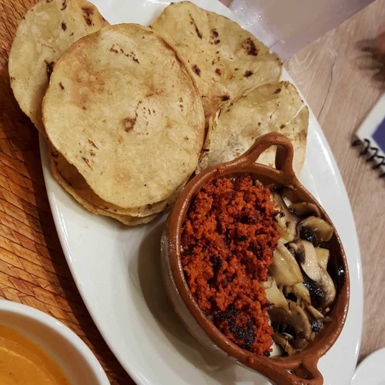 queso fundido con chorizo y champiñon