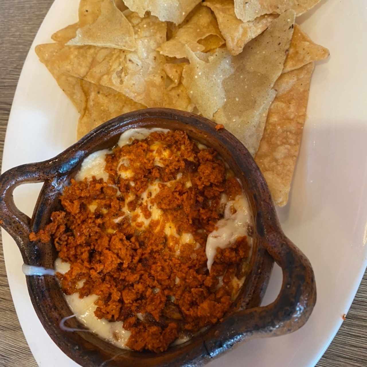 Queso fundido con chorizo