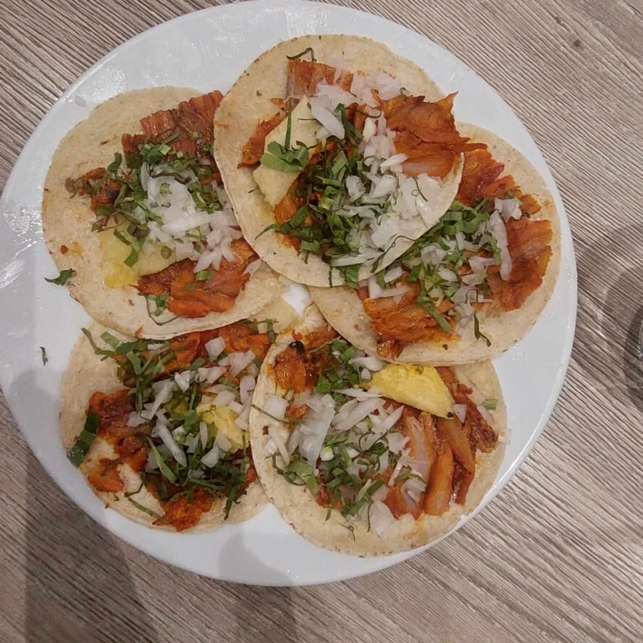 taco al pastor con cebolla