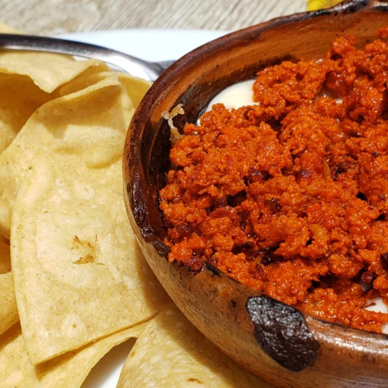 queso hundido con chorizo