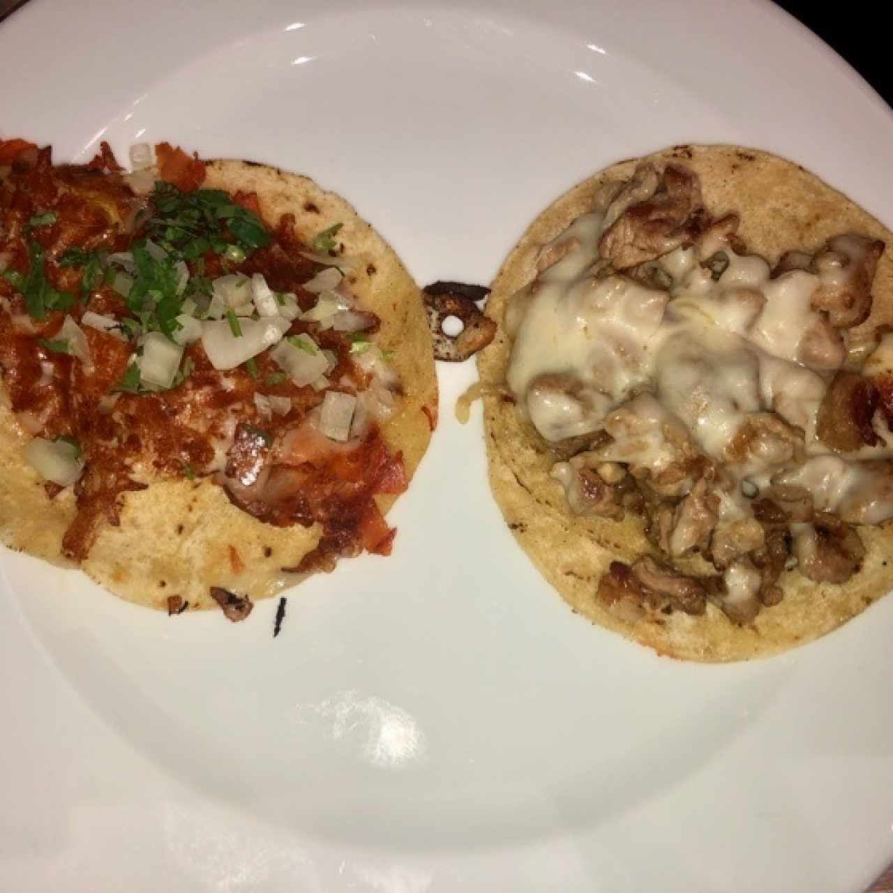 Tacos de chuleta y pollo con queso