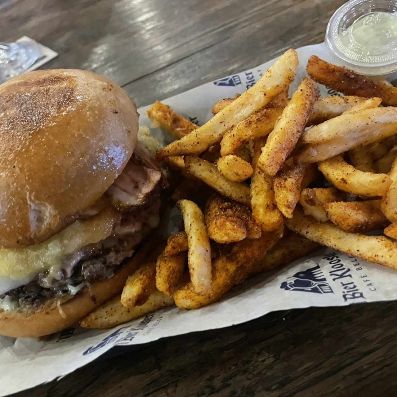 Hamburguesa de Carna con Papas Fritas