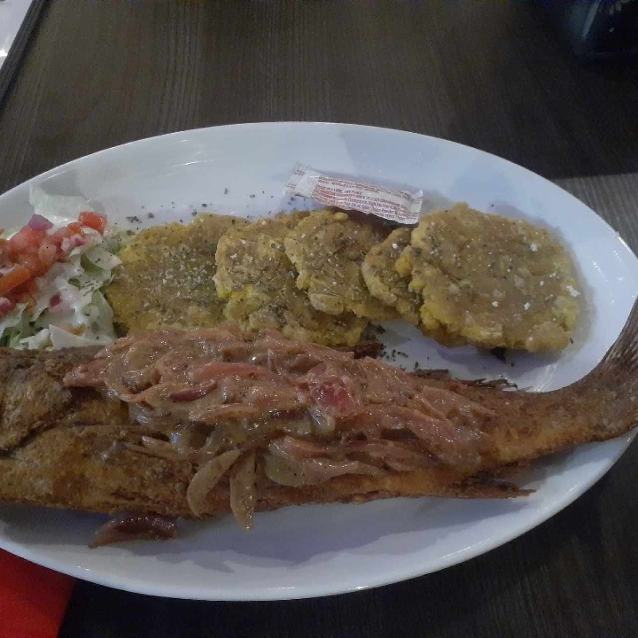 Pescado en escabeche con patacones.