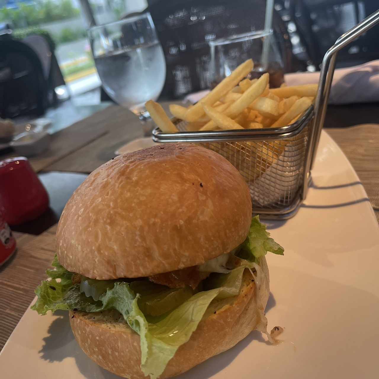 Hamburguesa con papas fritas 