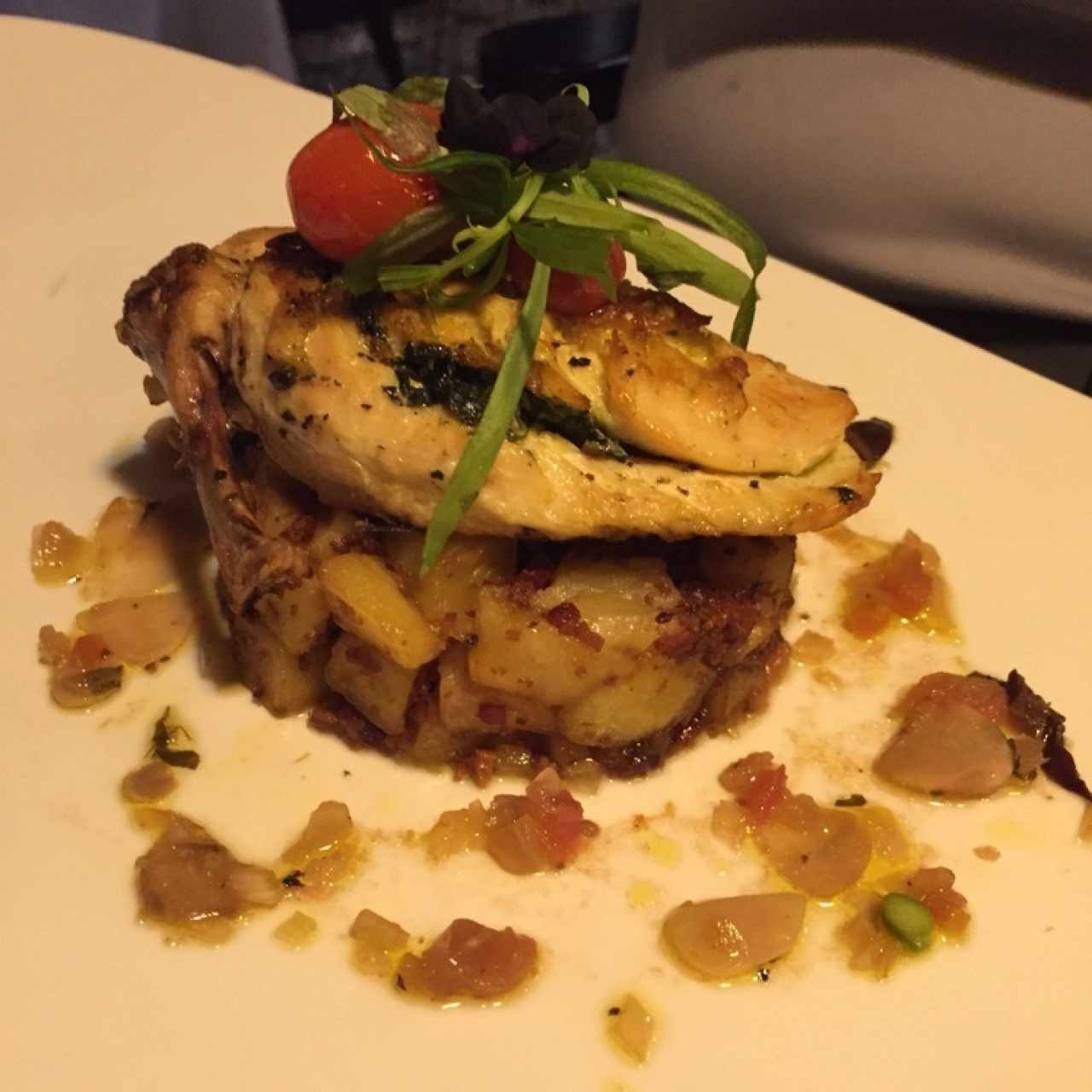 Pechuga de pollo relleno cocido a fuego lento en alto vacío en aceite de olivo