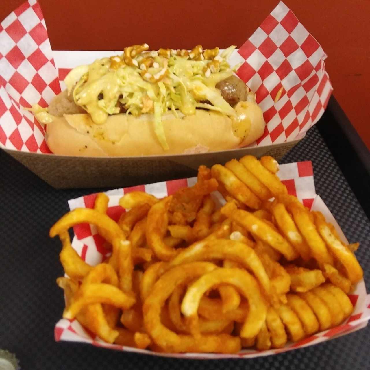 The General (choripán estilo alemán), con curly fries.