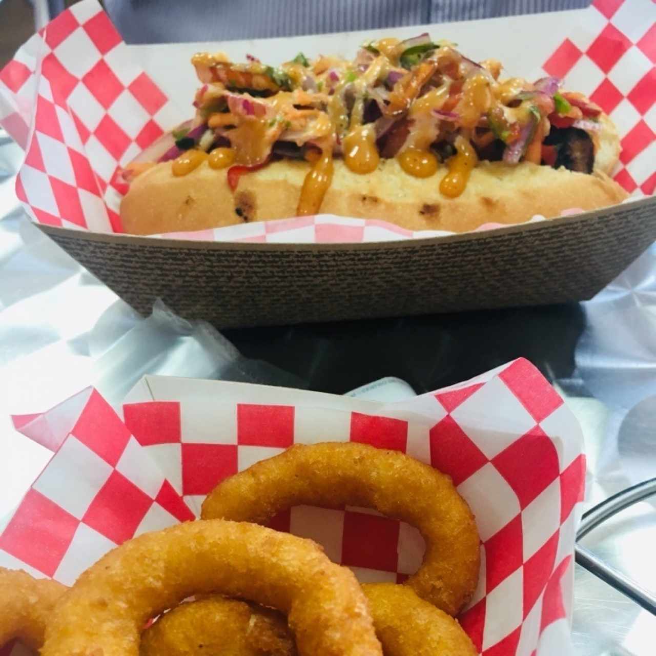 Choripan con Onion Rings