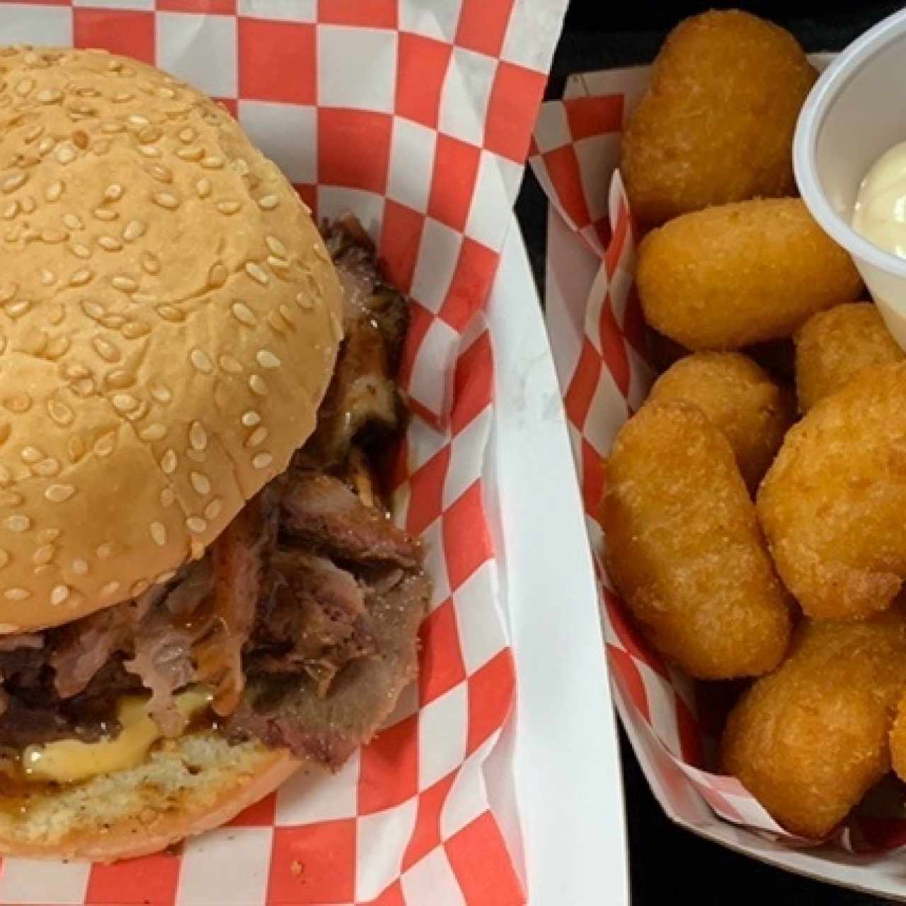 emparedado de Brisket y Corn Nuggets