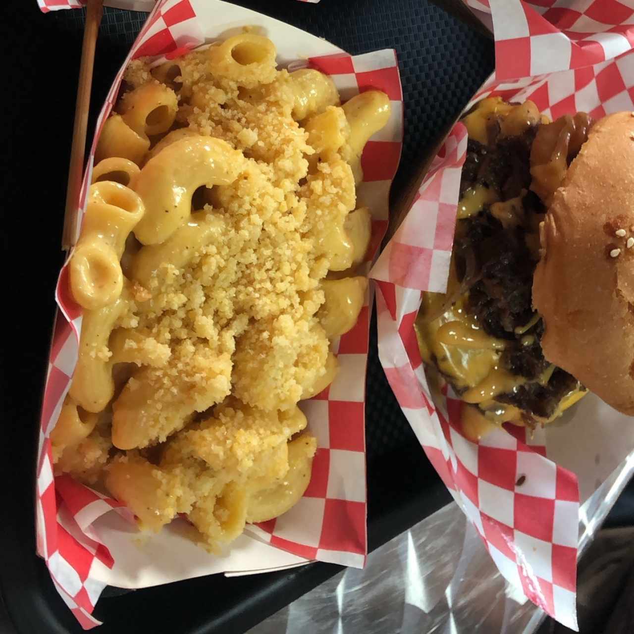 hamburguesa de brisket + mac and cheese