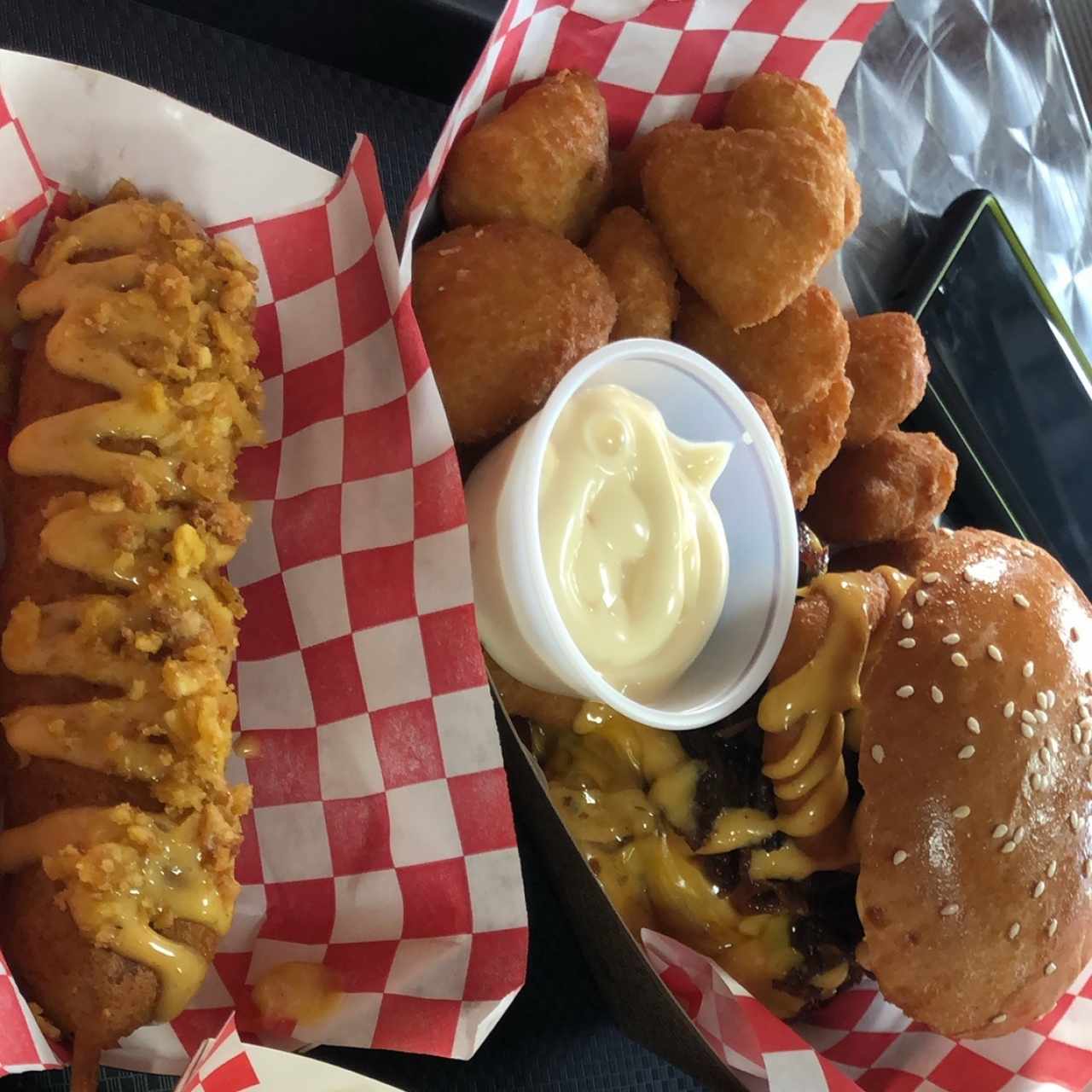 corn dog y hamburguesa de brisket con corn nuggets