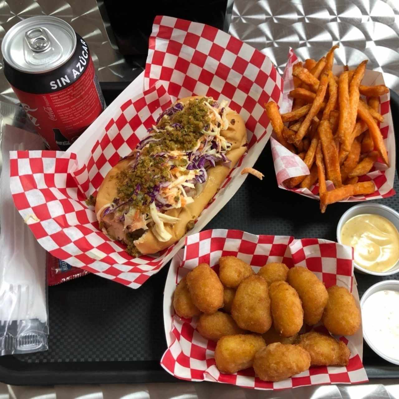 Pork belly sandwich con fries de camote y corn nuggets