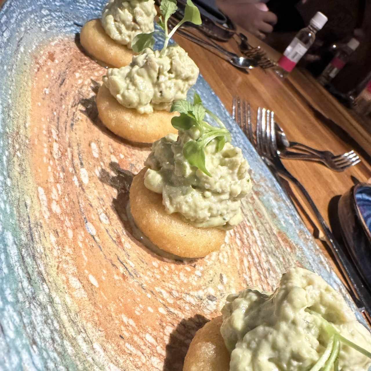 Arepas con aguacate y pollo