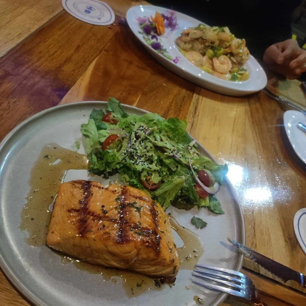 salmón en salsa de maracuyá y corvina en salsa de mariscos