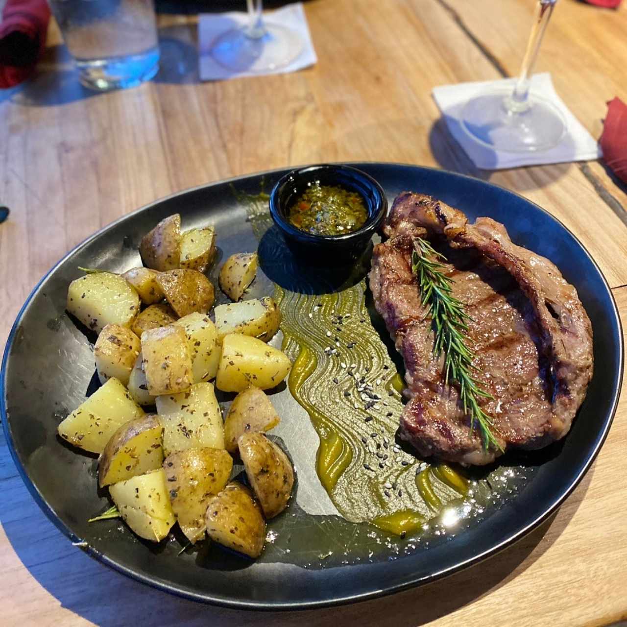 Rib eye 3/4 con papas con mantequilla