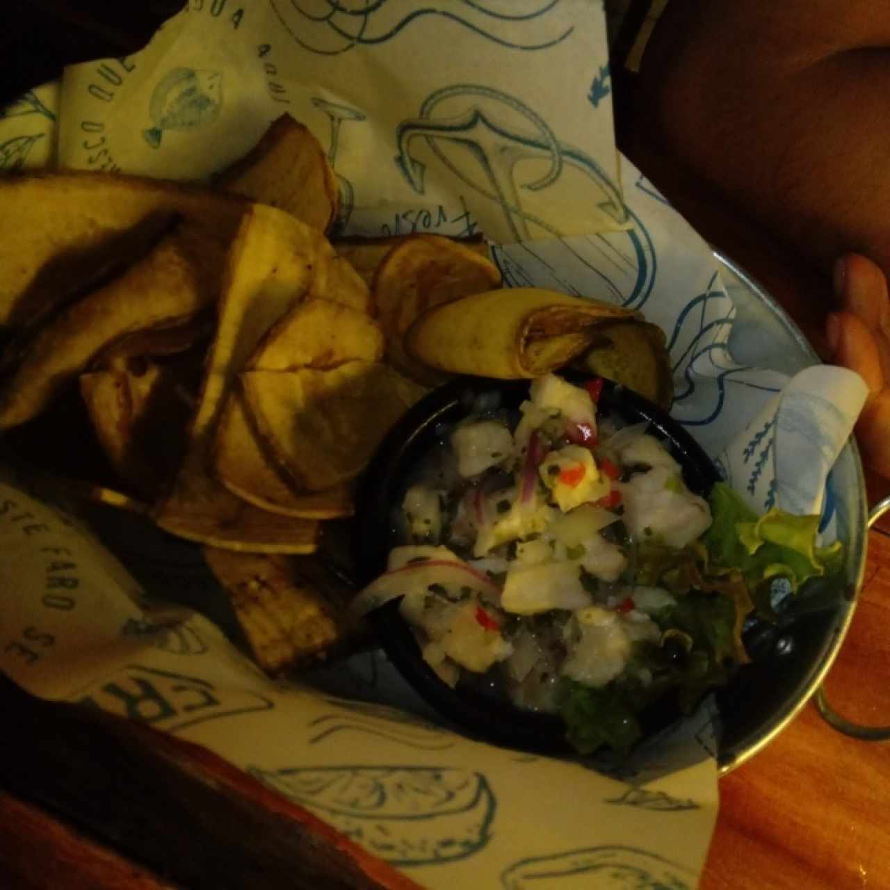 entrada de ceviche de corvina con platanos