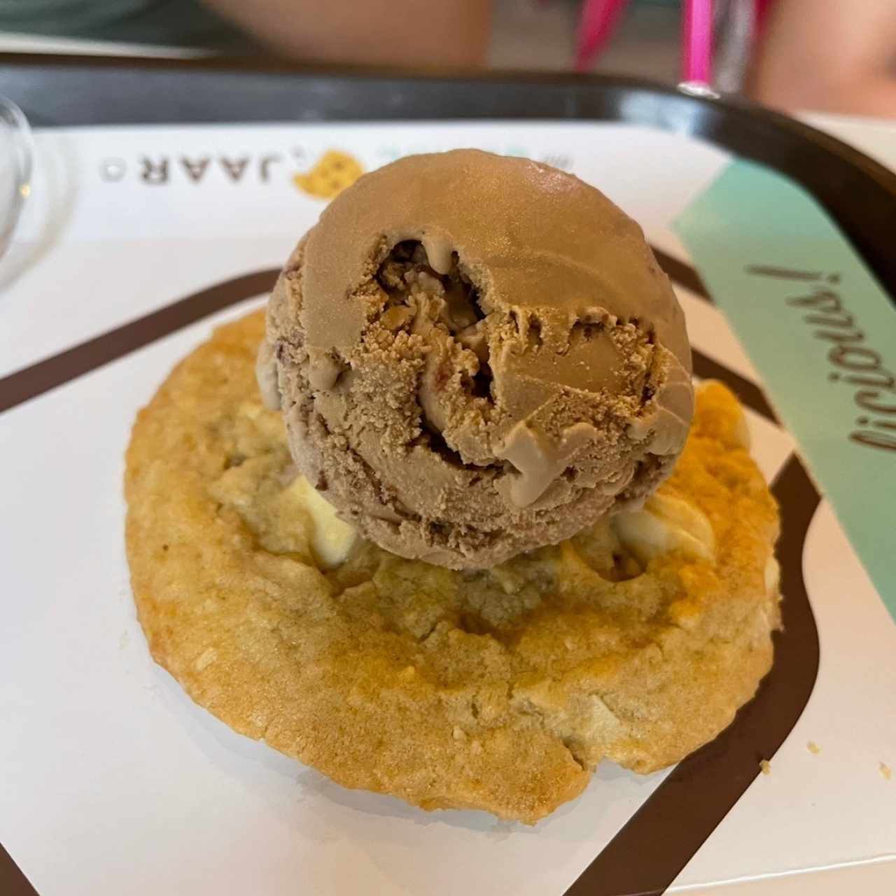 Galleta clásica con helado mocaccino