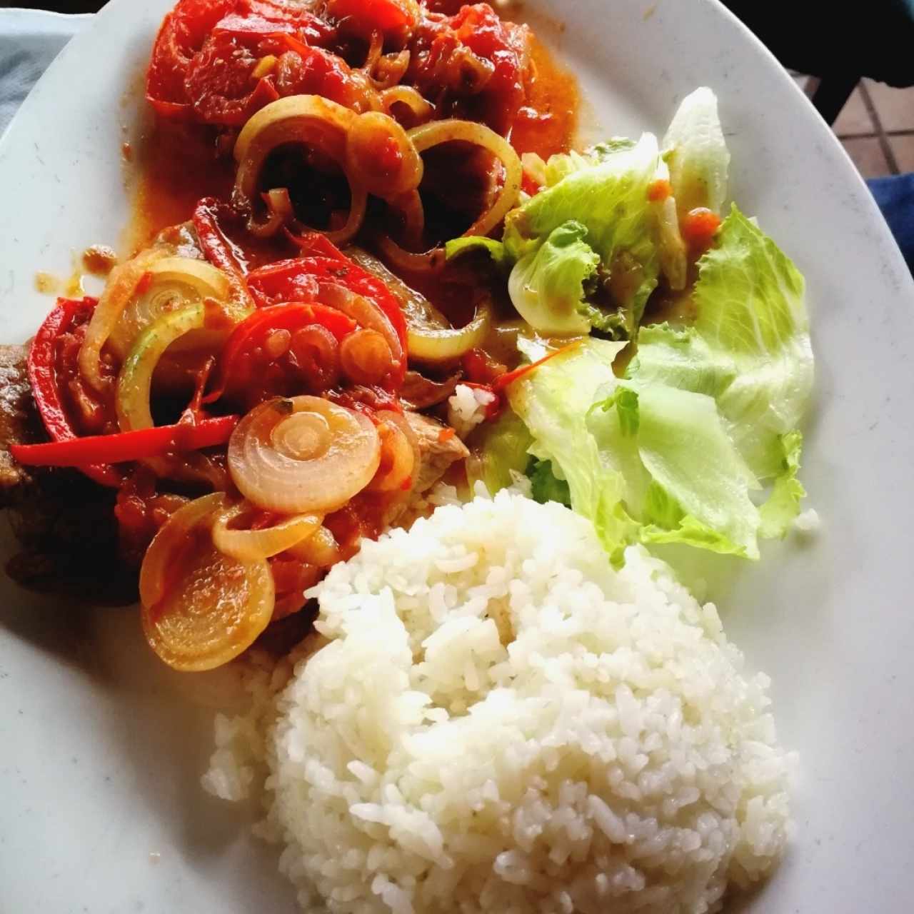 Filete de res con arroz y ensalada