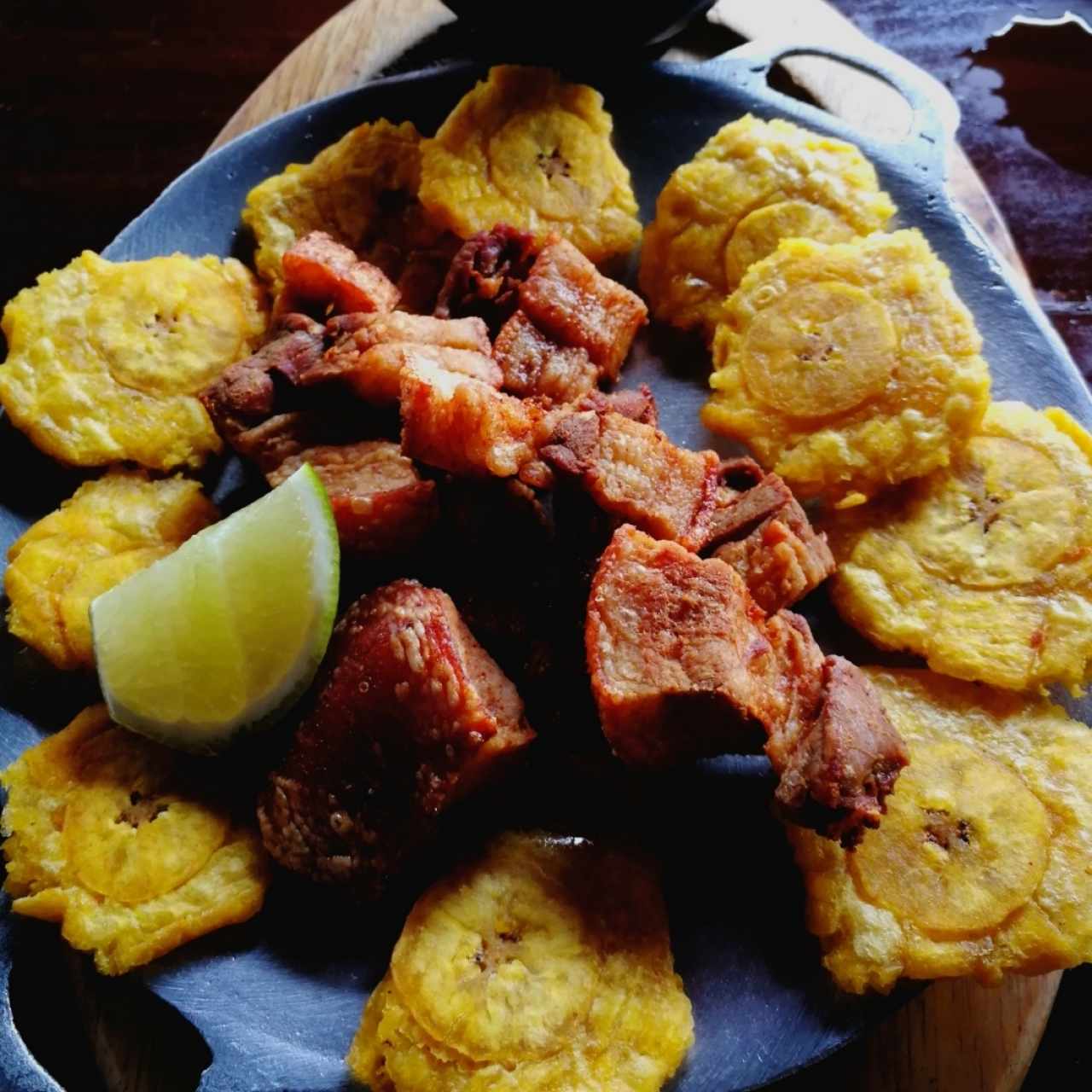 Entrada de chicharrón con patacones