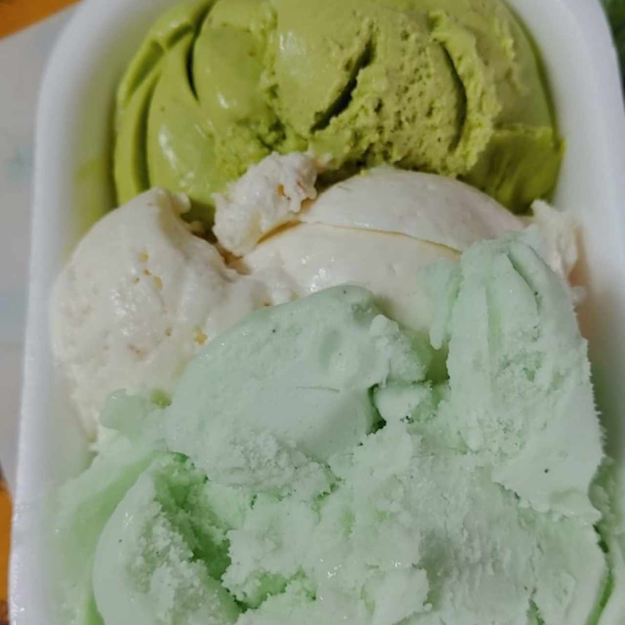 Helados de Pistachio. de Coco y de Limón Hierbabuena