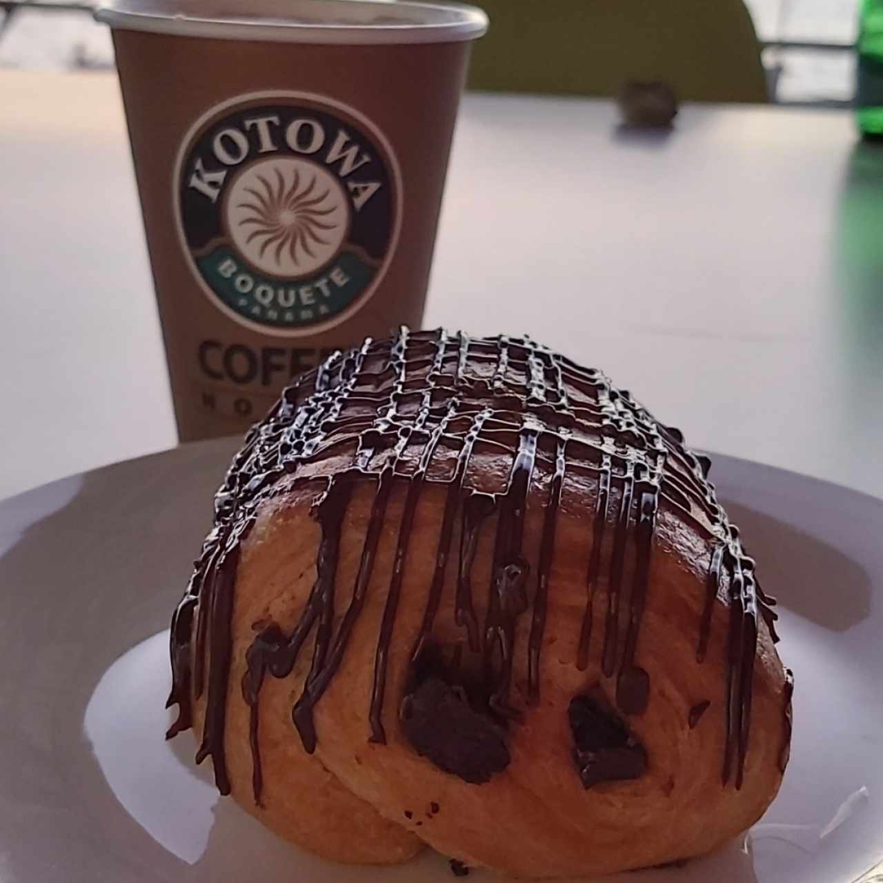 Croissant de chocolate con moccachino