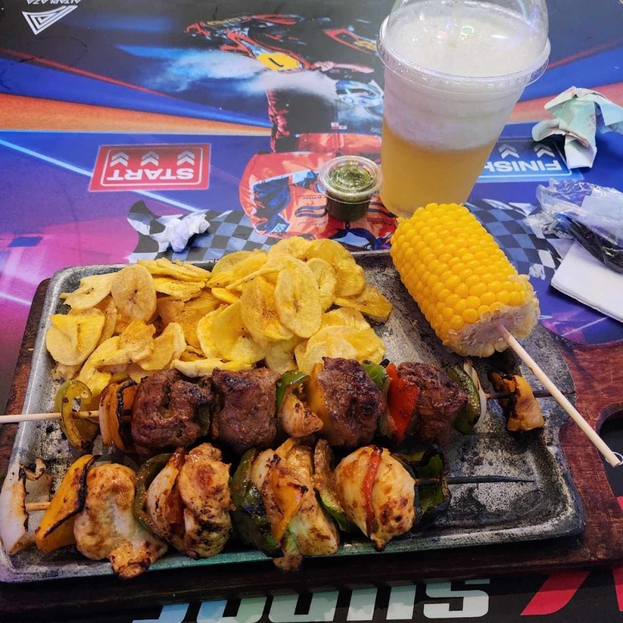 brocheta mixta con platónicos y mazorca