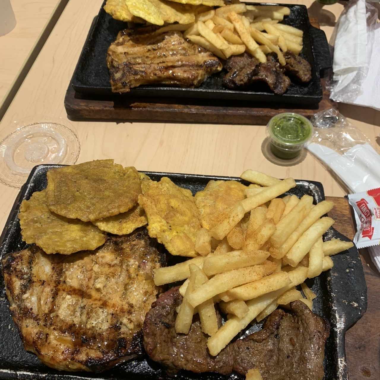 Combo de chuleta y carne más 2 acompañamientos