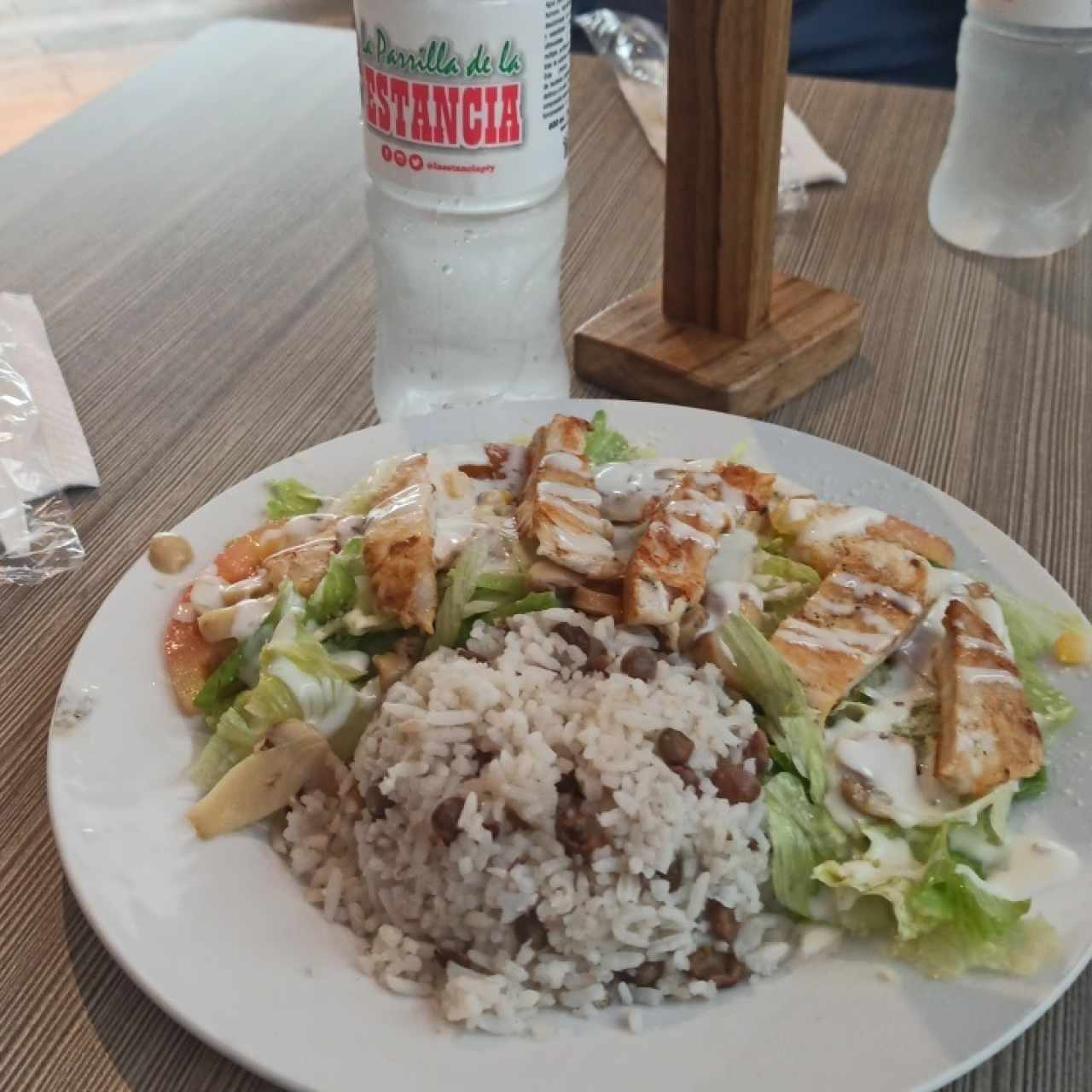 Ensalada Deluxe, una buena opción con carbs proteína y vegetales