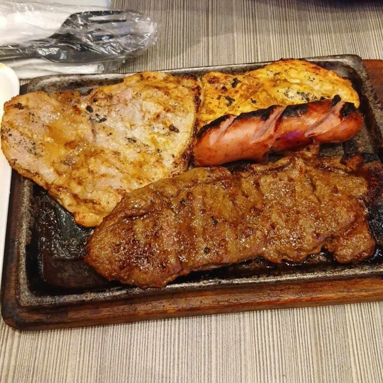 Parrillada deluxe, caliente, buen olor, sabor, para disfrutar en familia y con amistades. Feliz Domingo.